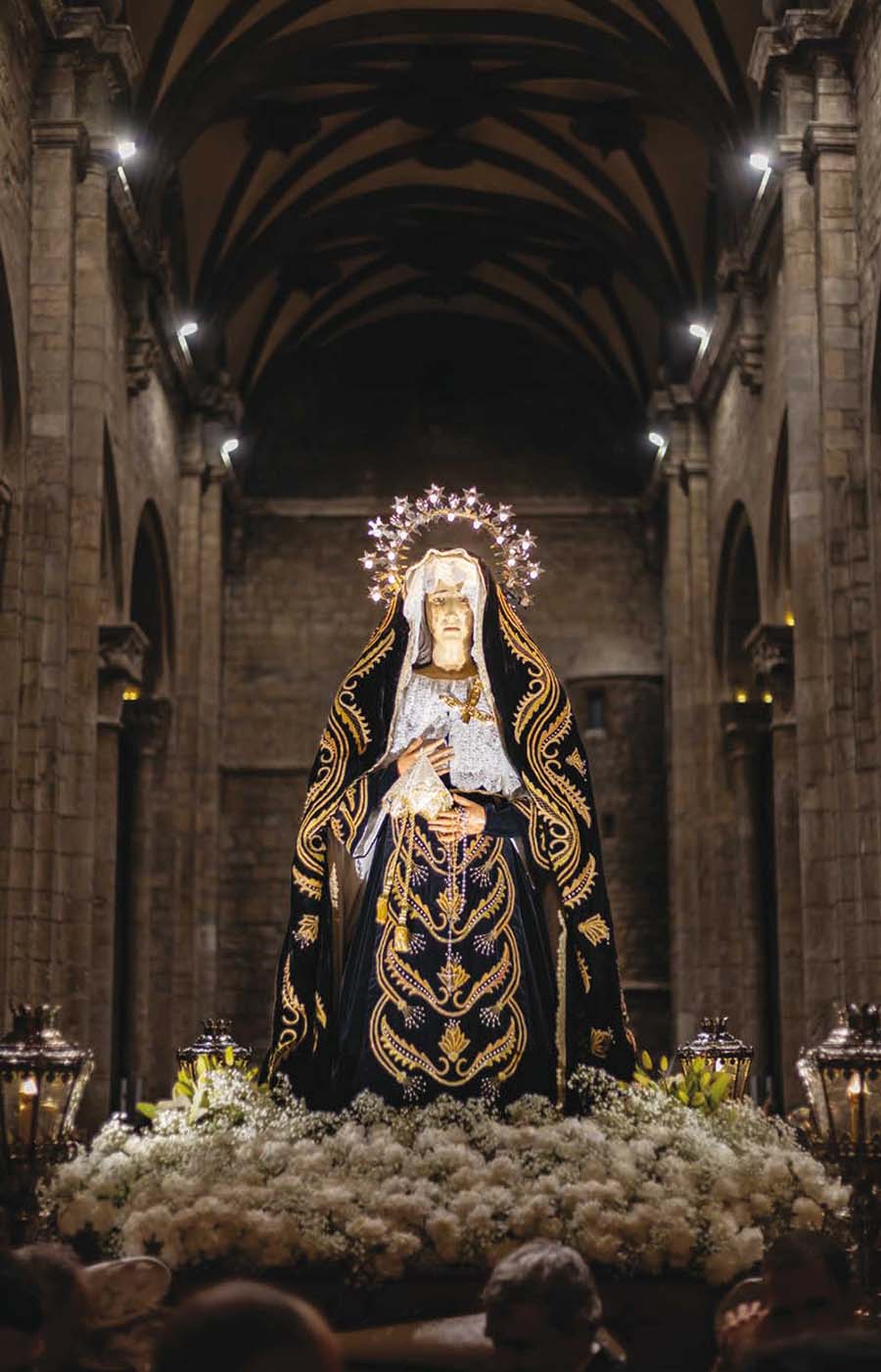 Fotografía ganadora del concurso fotográfico “Semana Santa en Jaca 2025”. Autor: Mario Casado Fontana. La Soledad. Retrato dentro de la Catedral